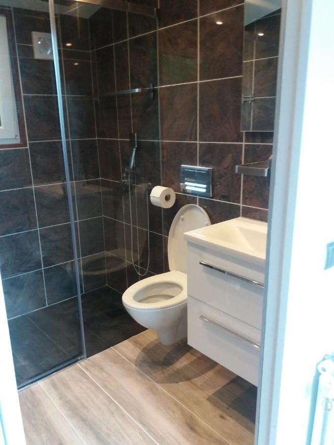 Luxe Bungalow Op Rustig Vakantiepark. Dronrijp Esterno foto