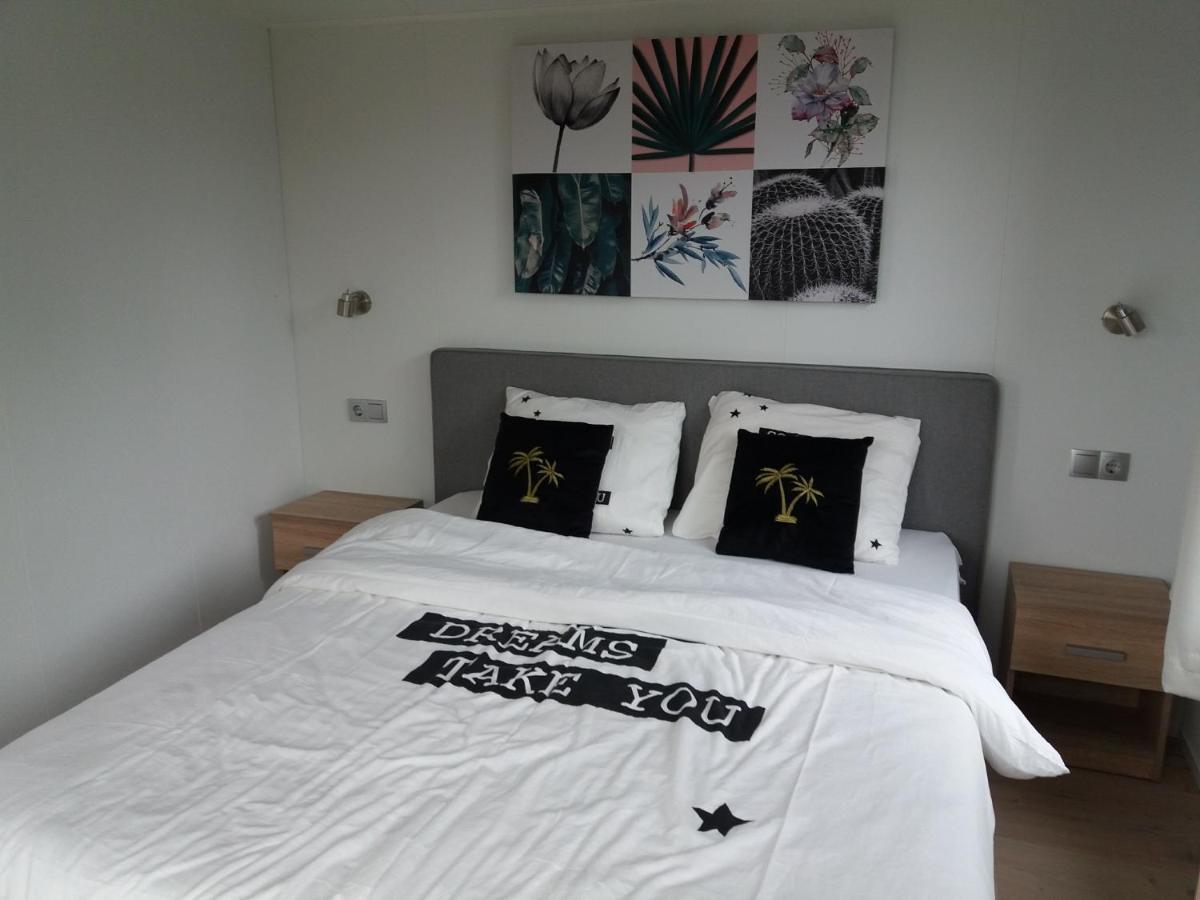 Luxe Bungalow Op Rustig Vakantiepark. Dronrijp Esterno foto